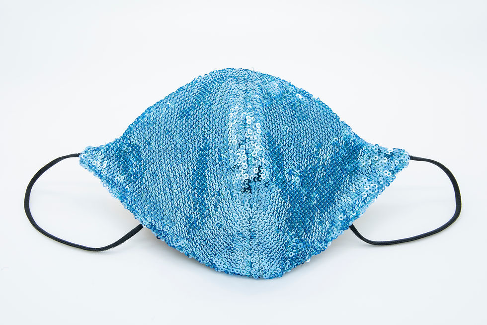 Mascherina leggera e confortevole realizzata artigianalmente in tessuto di paillettes azzurre per luccicare ad ogni festa