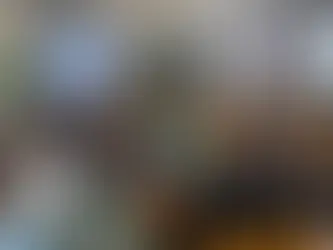 Manuel Bauer vor einer großen Klasse in der Realschule Robert-Schuman in Achern