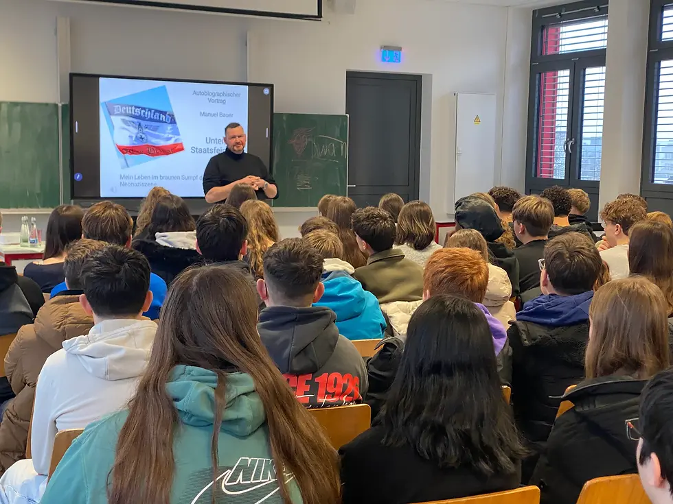 Manuel Bauer vor einer großen Klasse in der Realschule Robert-Schuman in Achern