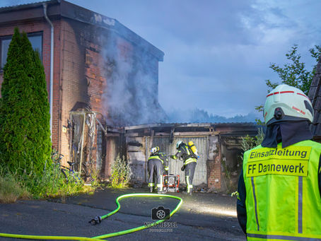 Verlassenes Wohnhaus mit Garage direkt an der A7 in Flammen.