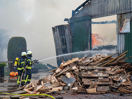 Kraftakt für Feuerwehren: Großbrand in Nübel erst nach 14 Stunden gelöscht