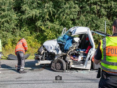 Schwerer Unfall auf der A7 bei Jagel: Kleintransporter kracht in Sattelzug