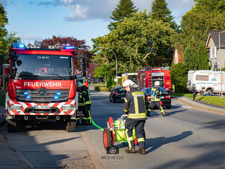 Großübung in Husby - Kranausleger kracht in Gebäude!