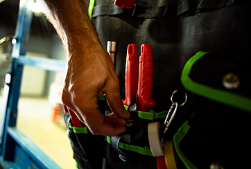 SkyPouch Close Up, a Tool Bag for improved safety while on EWP's