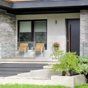 Exterior frameless glass guard with base shoe system