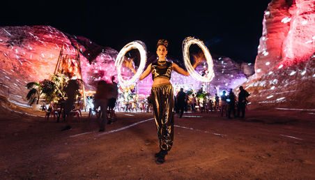 כניסה לאירוע עם להטוטנית - גלריית תמונות