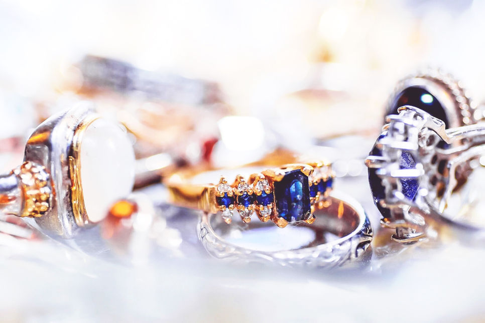 English schmuck vs. German Schmuck - Tricky False Friends