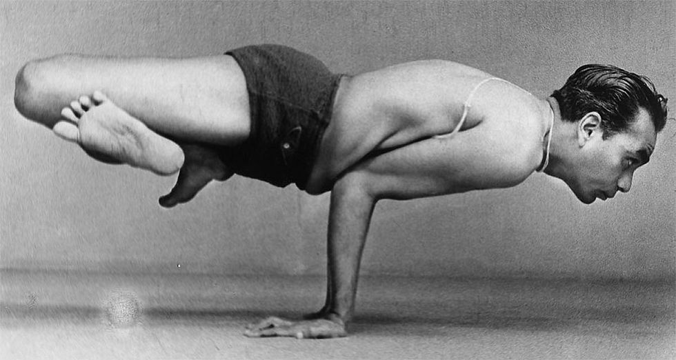 bks_iyengar_padma_mayurasana