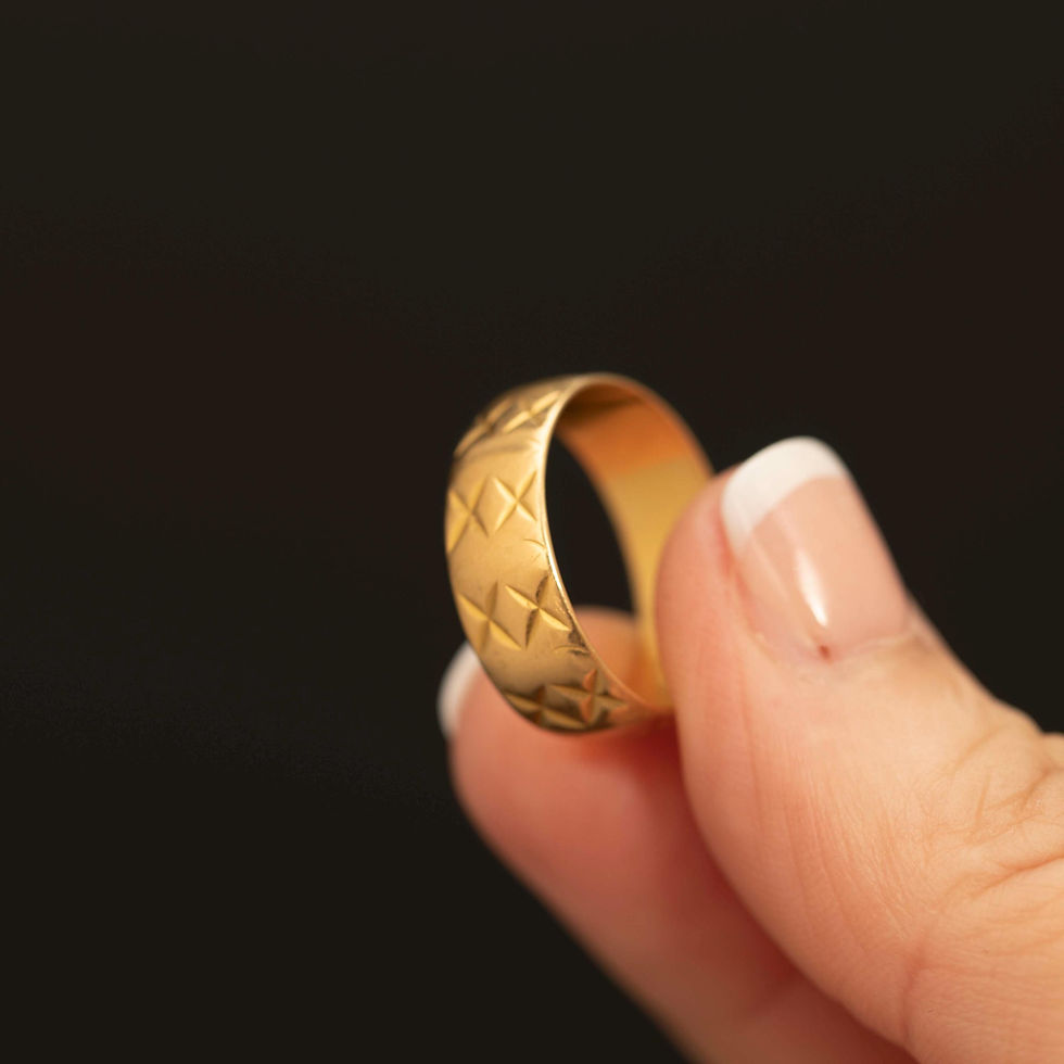 Vintage 22ct gold wedding band with engraved star pattern hallmarked 1972