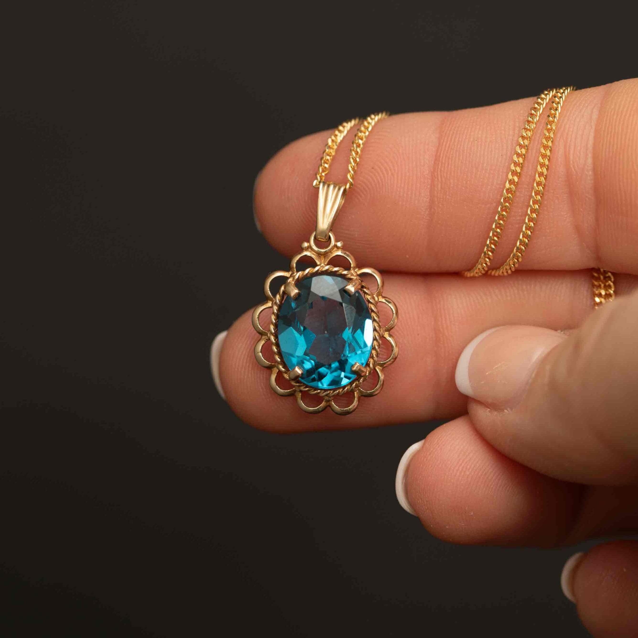 Vintage 10k Gold Blue Topaz Pendant – Oval Cut, Scalloped Frame – 12×10mm Stone
