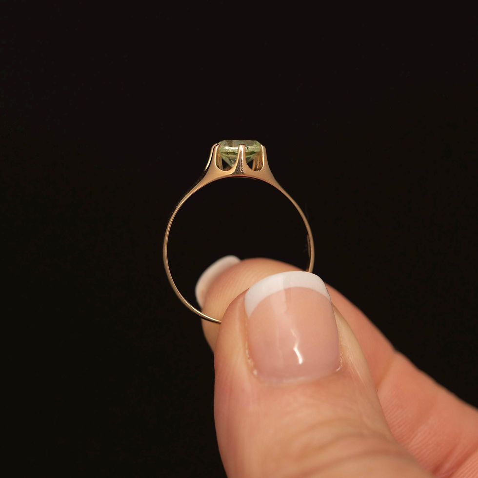 Thumbnail: Side profile highlighting the classic Belcher setting.