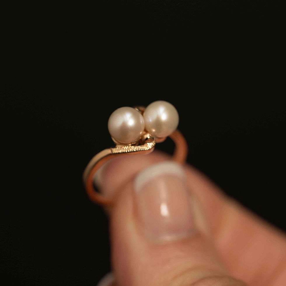 Thumbnail: Vintage 10k Gold Toi et Moi Pearl Ring – Bypass Style – Size 6.5
