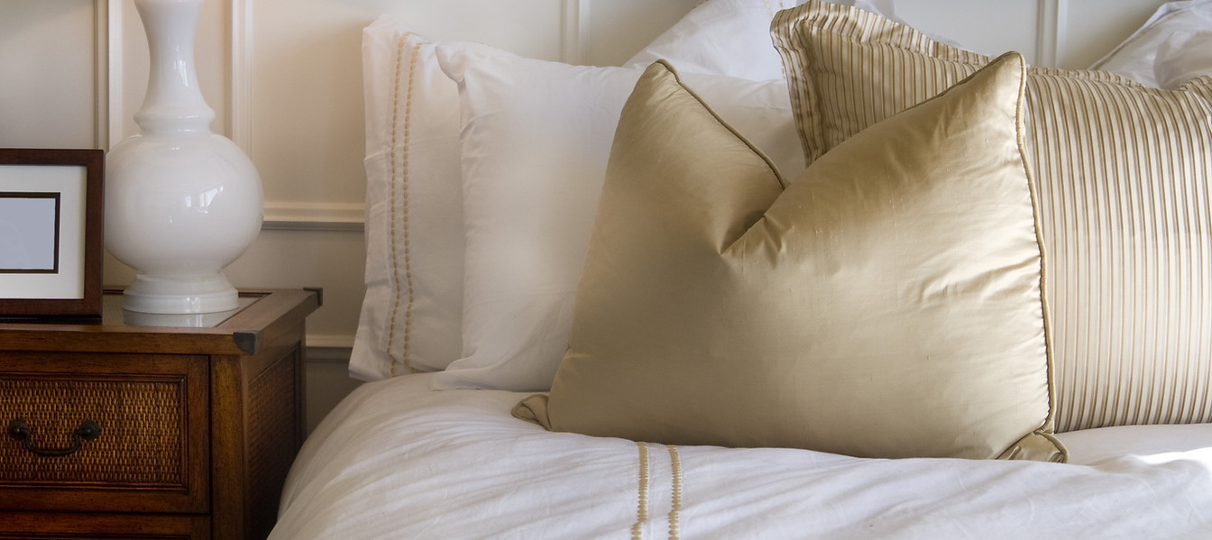 Hotellsängen vitt och guld
