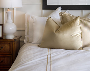 cama del hotel blanco y oro