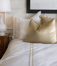 cama del hotel blanco y oro