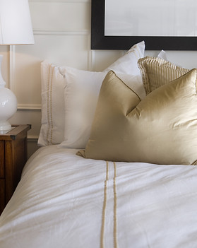 Hotelbett in Weiß und Gold
