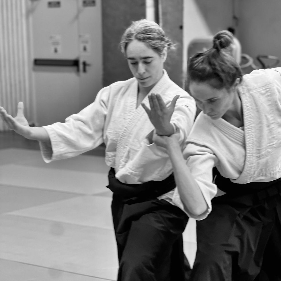 Nuria, philosophe practicienne, practicing Aikido in a dojo.