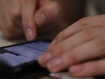 Pare agora: usar celular no banheiro aumenta chance de hemorroidas em 46%, diz estudo.