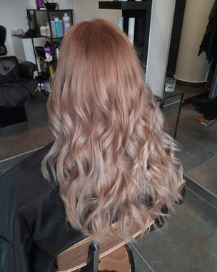 Blond vlasy balayage ESKadeřnictví