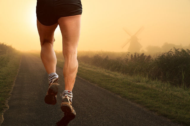 Jambes d'un coureur, sentier