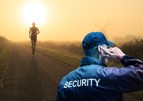 Homme qui court en sentier sous le soleil et agent de sécurité avec son oreillette