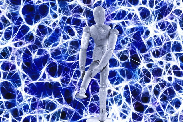 Bonhomme articulé en bois avec arrière plan de neurone, réflexe spinal
