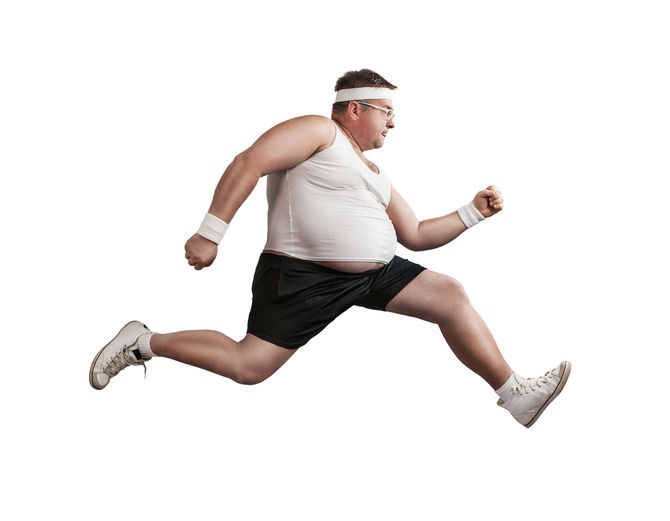 Gros coureur, énergique, plein d'entrain, t-shirt blanc, short noir