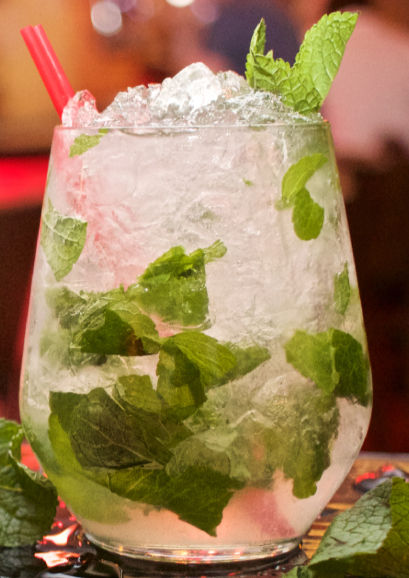 Boisson glacée, menthe dans un verre