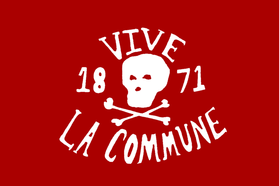 Drapeau rouge avec l'inscription blanche Vive la Commune 1871 avec une tête de mort blanche au centre et deux tibias croisés blancs sous le crâne