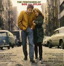 Pochette du deuxième album de Bob Dylan "The Freewheelin'Bob Dylan" marchant dans une rue avec une fille à son bras
