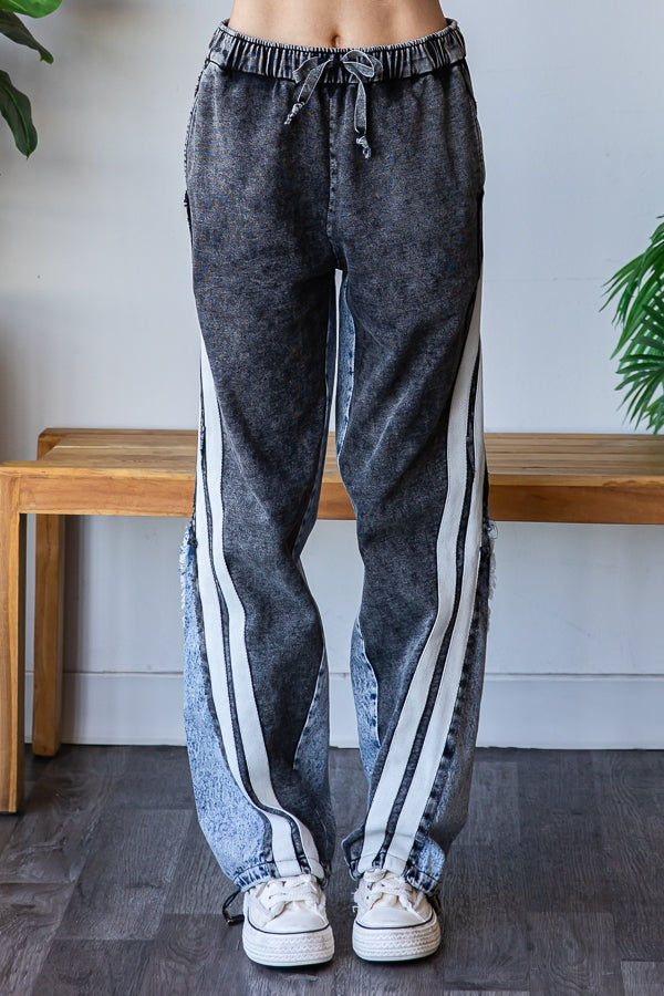 Thumbnail: Two Tone Washed Contrast Oversized Denim Jeans
