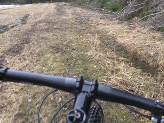 Isiga och våta stigar