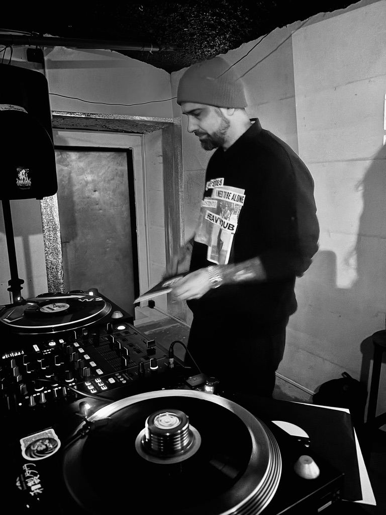 Ganjah Samurai selecting at the decks