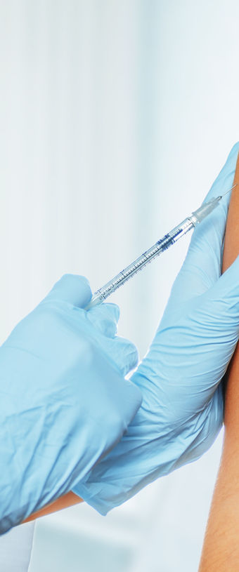 infirmier qui réalise une injection