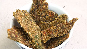 Cracker raw: nocciole, spinaci e pomodori secchi