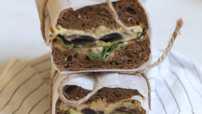 Panino con funghi, hummus, zucchine e rucola (vegan)