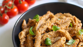 Pasta integrale con pesto di mandorle, pomodorini e basilico