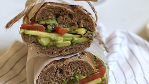 Panino estivo - con avocado, pomodoro, olive e zucchine (vegan)