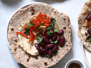Piadine vegane e integrali, con hummus e verdure saltate