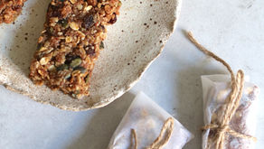 Barrette di avena, frutta secca e datteri