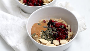 Porridge di avena con frutti di bosco, burro di arachidi e mandorle