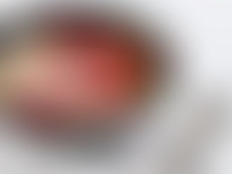 Bowl per la colazione: yogurt, banana e fragole