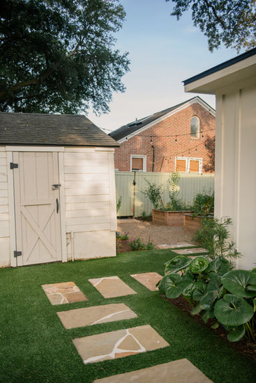 Charleston Landscaping cottage garden with hardscaping patio, lush green plants, and edible garden beds by Meeting Green