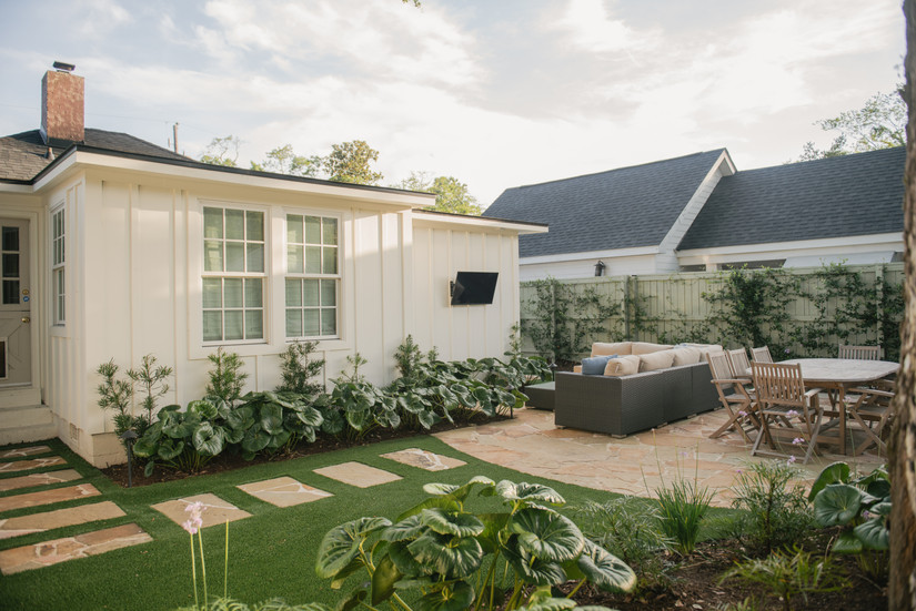 Charleston Landscaping cottage garden with hardscaping patio and lush green plants by Meeting Green