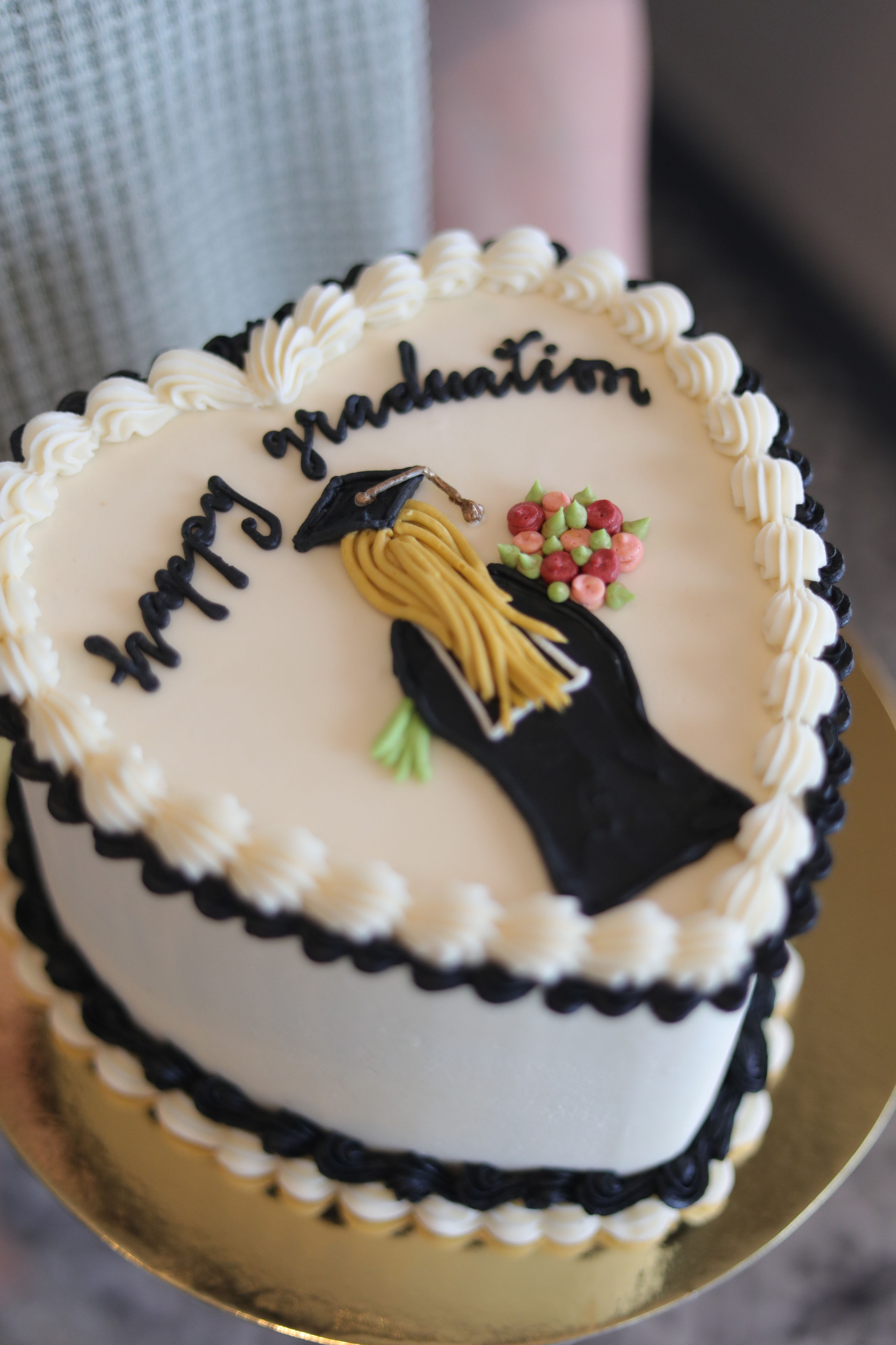 GRAD SHOP: Diploma Darling Cake