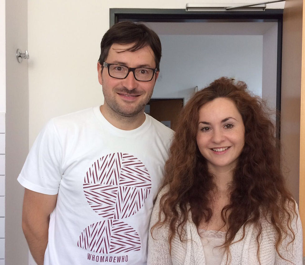 junger Mann mit Brille und junge braunhaarige Frau nebeneinander