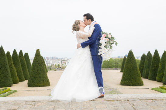 Les mariés s'embrassent au parc de Saint-Cloud. Reportage photo de mariage.