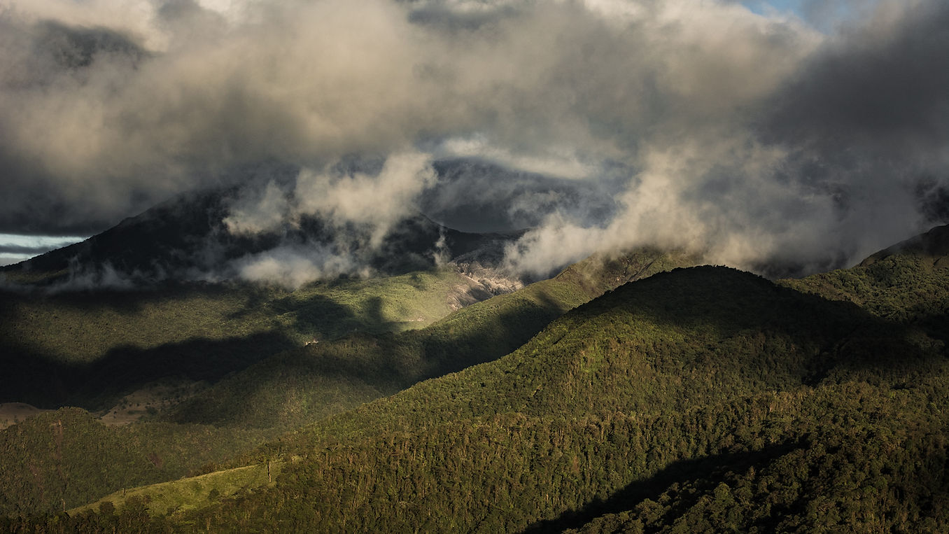 Vista hacia las imponentes montañas del Volcán Poás desde Bajos del Toro