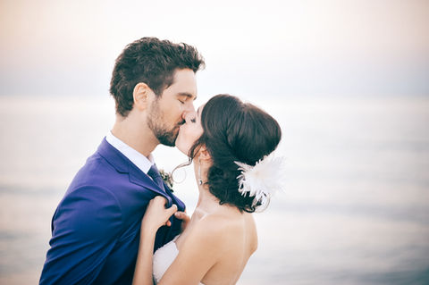 Kuss des Brautpaares am Strand – Hochzeitsfotograf Martens & Martens

