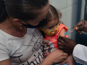 Crianças de 3 a 5 anos são vacinadas contra Covid-19 em Salvador